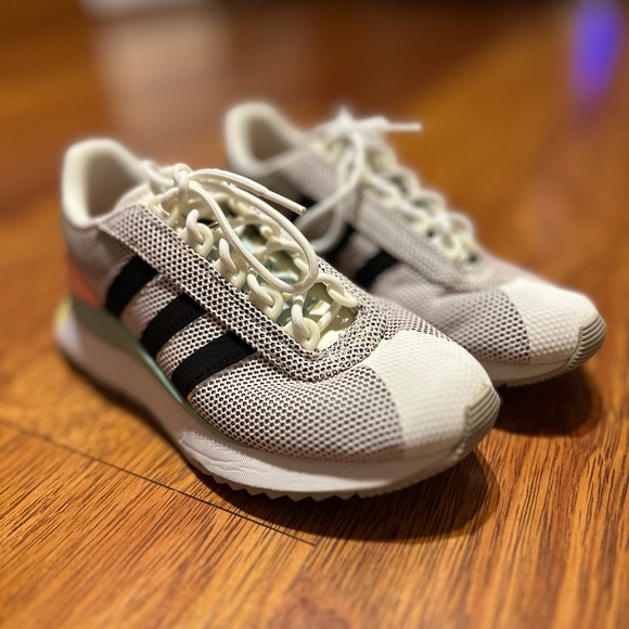 Adidas sports sneakers. - Picture 3 of 8